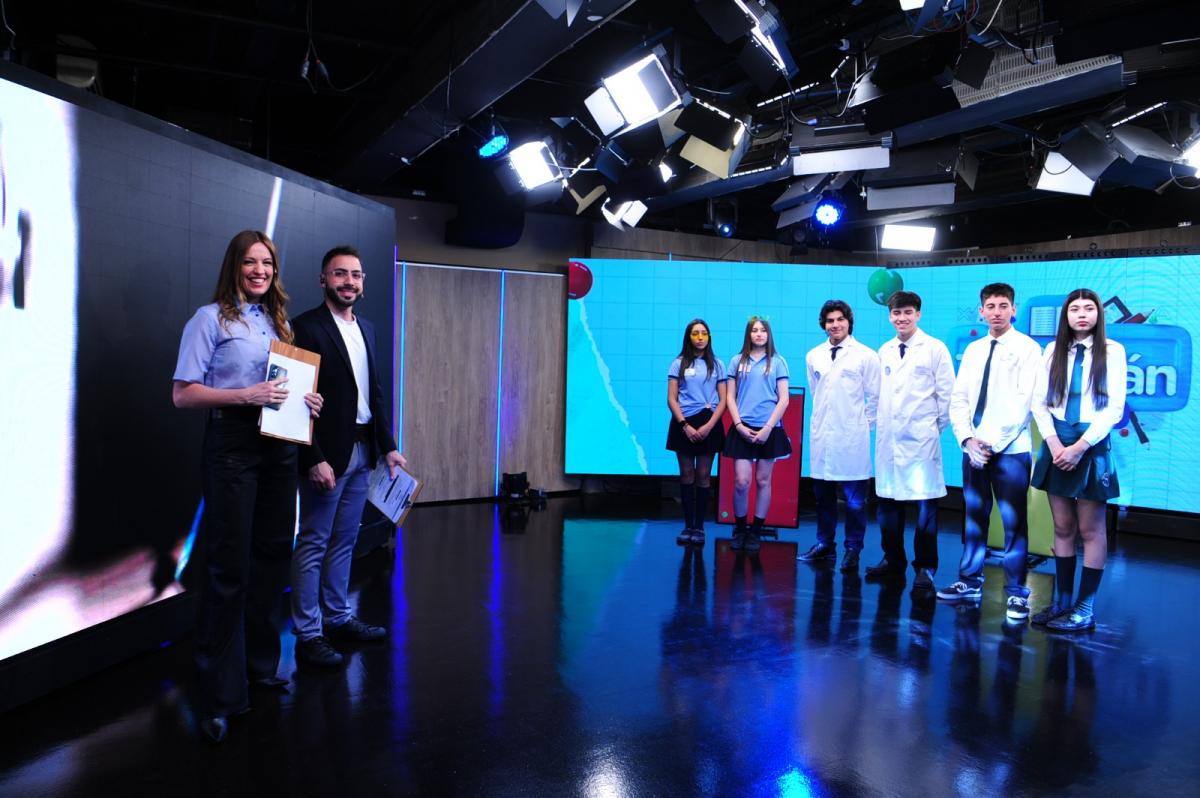 TODOS LISTOS. Auad, Servetto (los conductores) y los chicos que participaron en la final de Enseñame, Tucumán. LA GACETA / FOTO DE DIEGO ARÁOZ