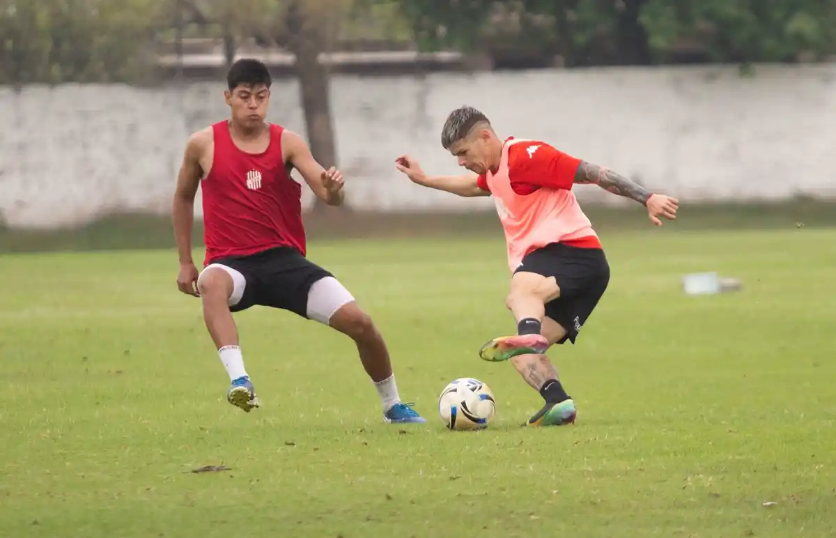 PIEZA IMPORTANTE. Franco García intenta dejar en el camino a un rival; cuando está bien, el extremo es una de las armas claves que tiene el Santo en ataque.