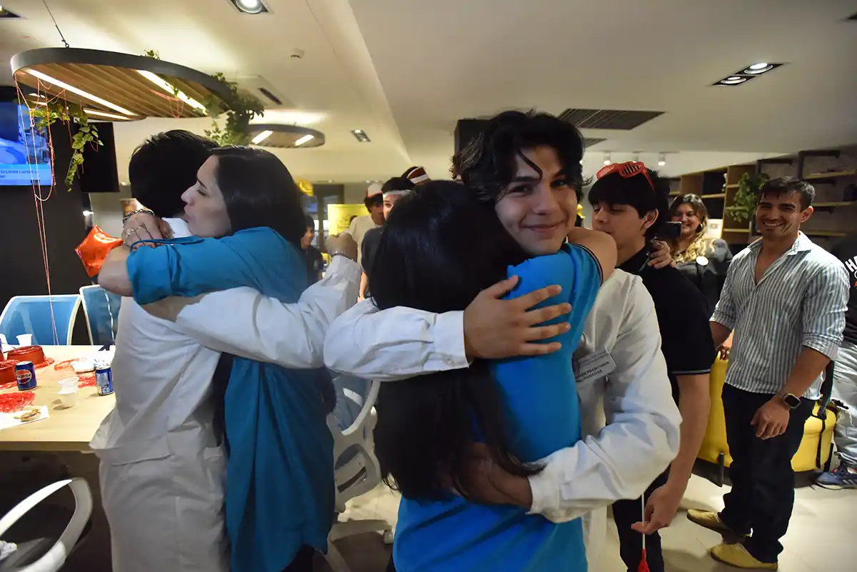 INMENSO ORGULLO. Los ganadores felicitados por sus madres.