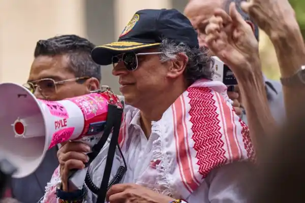 El presidente de Colombia marchó por Gaza junto a Roger Waters en Nueva York y EEUU le revocó la visa