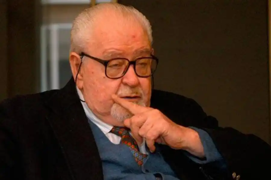 JULIO ARDILES GRAY. Nació en 1922. Comenzó como periodista en LA GACETA y luego emigró a Buenos Aires. Fue poeta, dramaturgo y novelista. La UNT lo nombró doctor honoris causa.