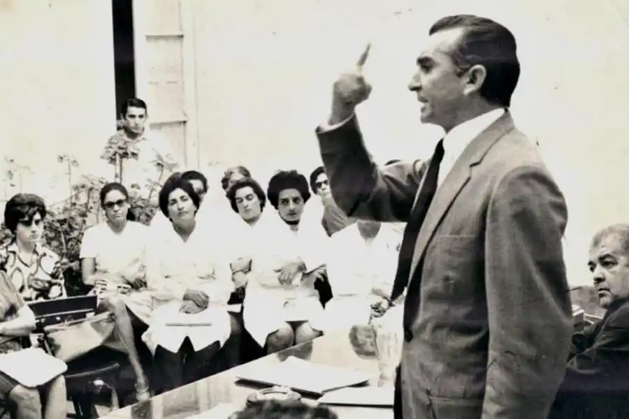 ISAURO ARANCIBIA. Maestro, sindicalista docente, creador de la Ctera y luchador incansable. Nació el 25 de marzo de 1926 y fue asesinado el 24 de marzo de 1976 junto a su hermano Arturo.