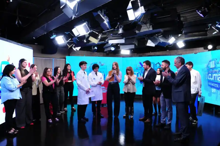 APLAUSOS Y EMOCIÓN. La Ministra de Educación y el Intendente de Monteros presenciaron la gran final.