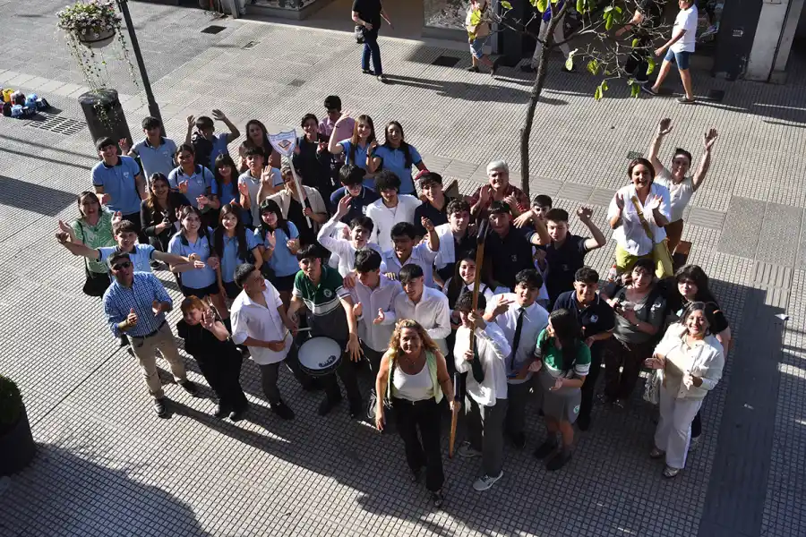 FIESTA EN LA PEATONAL. La Escuela Técnica N°1 llevó batucada y se unieron las finalistas de Yonopongo.