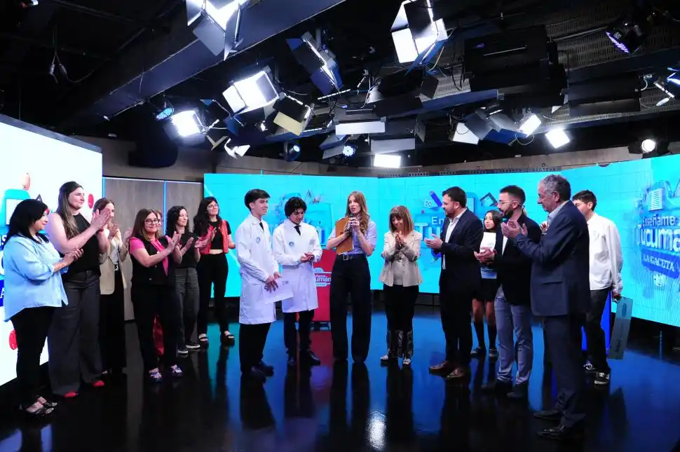 APLAUSOS Y EMOCIÓN. La Ministra de Educación y el Intendente de Monteros presenciaron la gran final.