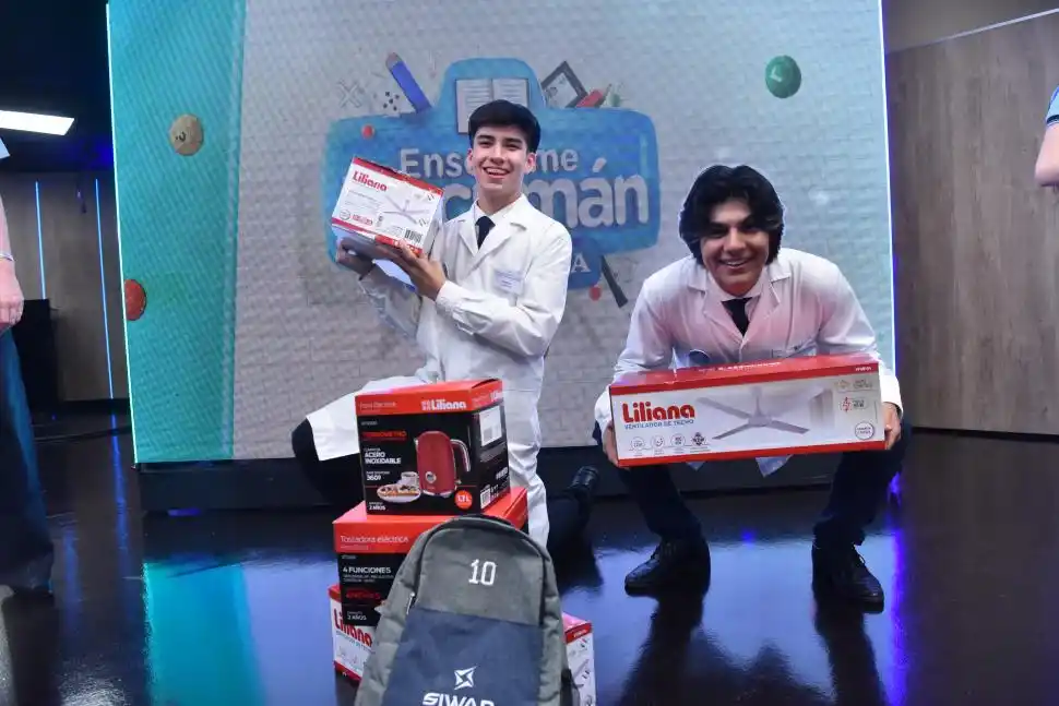 MÁS PREMIOS PARA LOS CAMPEONES. Además del viaje a Villa Carlos Paz para todo su curso, Lautaro Miguel y Javier Francisco Yanguez se llevaron varios electrodomésticos, como ventiladores, tostadoras y pavas eléctricas.