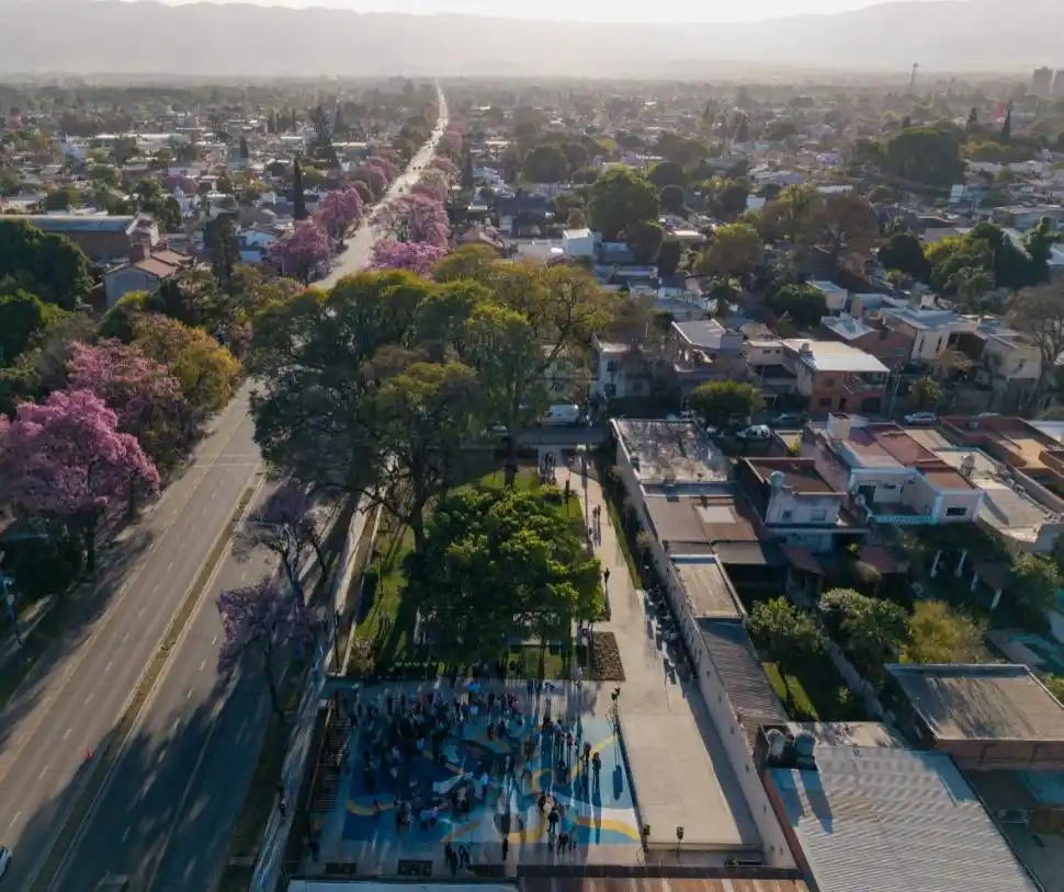 LA PLAZA CONVIVENCIA. En Mate de Luna al 3.000, remodelada con buen gusto y anfitriona de una gran pintura del “10”.