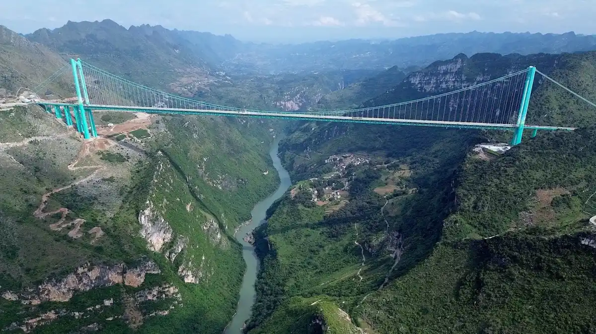 China rompe récords con el puente más alto del planeta: 625 metros sobre el vacío