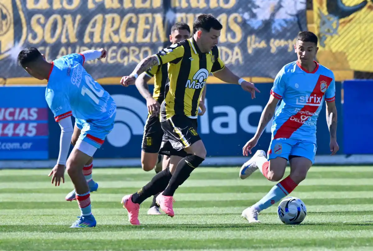 Deportivo Madryn se convirtió en el primer finalista de la Primera Nacional y Arsenal perdió la categoría