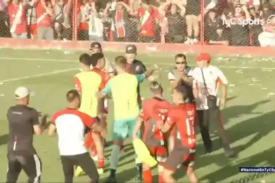Escándalo en Mendoza: hinchas de Deportivo Maipú invadieron la cancha y golpearon a los jugadores