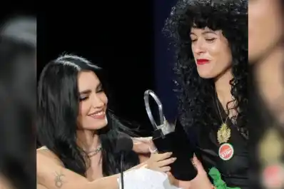 Lali Espósito entregó la Concha de Plata a la tucumana Camila Plaate en el Festival de San Sebastián