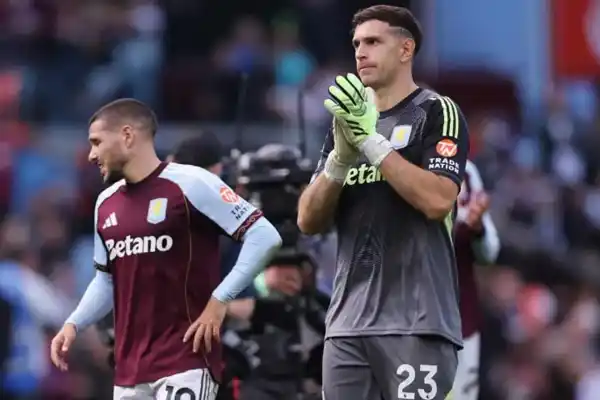 El regreso del Dibu Martínez: 200 partidos en Premier y un blooper que casi le cuesta caro a Aston Villa