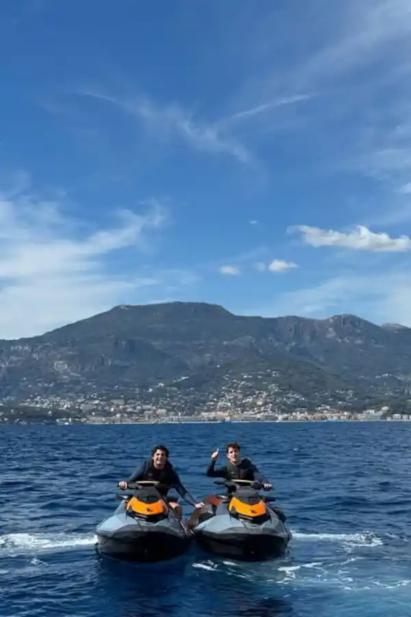 Franco Colapinto compartió un descanso con el hijo de Flavio Briatore en medio de la incertidumbre en Alpine