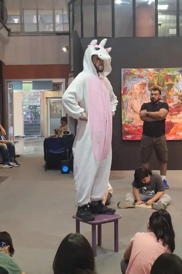 MODELO VIVO. Los niños retrataron a un padre que se animó a posar para todos con un disfraz de unicornio. 