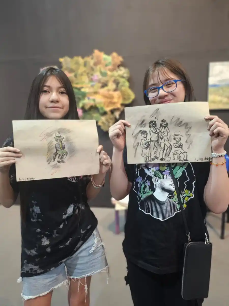 AMIGAS. Luisana y Florentina muestran sus obras terminadas. 