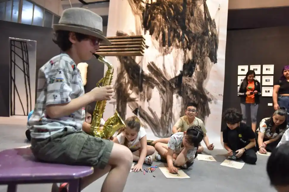 PEQUEÑOS INVESTIGADORES. Sentados en el piso del Salón Nacional, los chicos esperan las instrucciones que les da Sol Rodrígez Díaz para la actividad. 