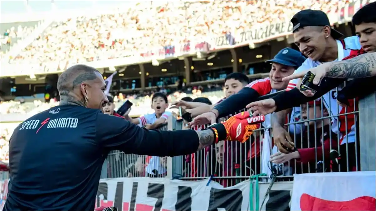 CARISMA Y ALFAJORES. El arquero de Riestra repartió las golosinas de su marca antes del partido y fue figura en el triunfo histórico ante River.