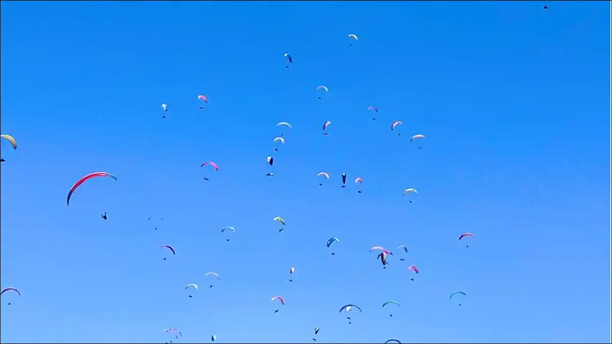 COLORES SOBRE LOMA BOLA. Más de 80 pilotos participaron del cierre del Campeonato Argentino 2025 de parapente en la Sierra de San Javier.
