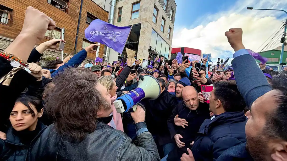Javier Milei suspendió su acto de campaña en Ushuaia en medio de protestas