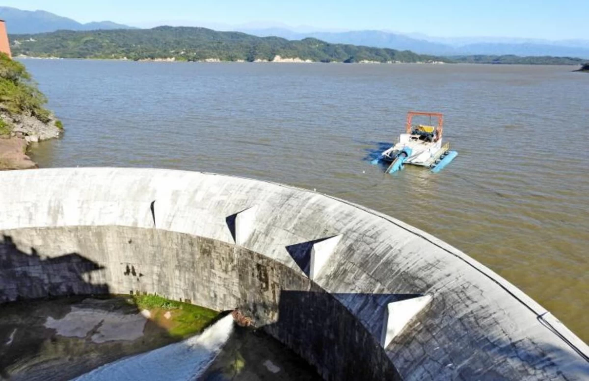 INTERVENCIÓN. El Gobierno provincial avanza con las obras en la presa lateral N° 3 del dique El Cadillal ante los riesgos de colapso en esa estructura.