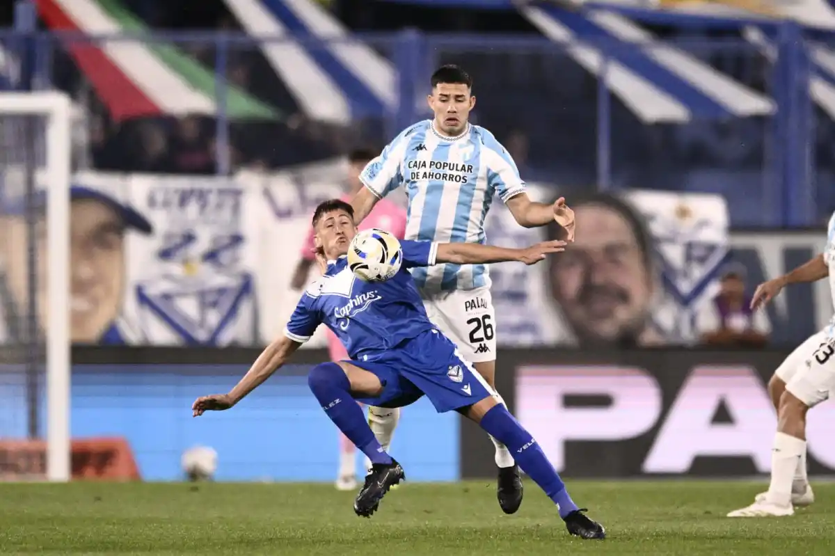 INCONSISTENTE. Clever Ferreira sufrió demasiado la presencia de Braian Romero.