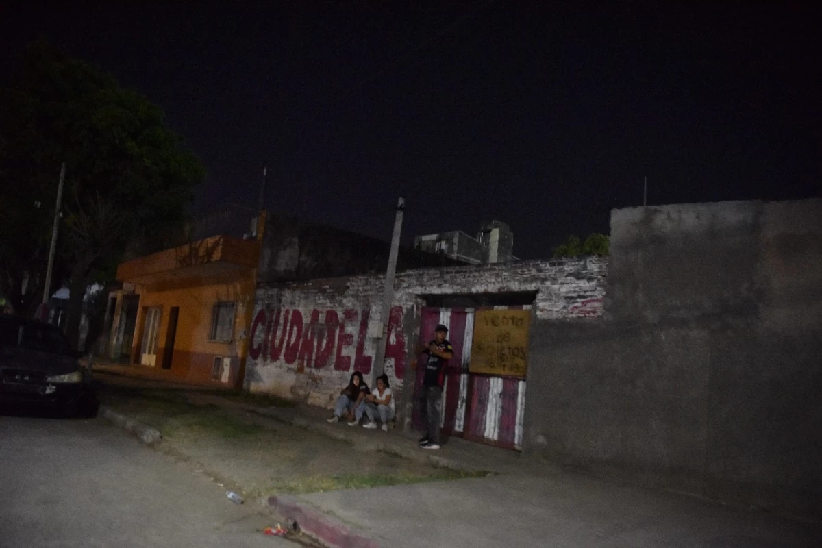 OPERATIVO. Fachada del galpón donde se realizó la requisa a los hinchas.