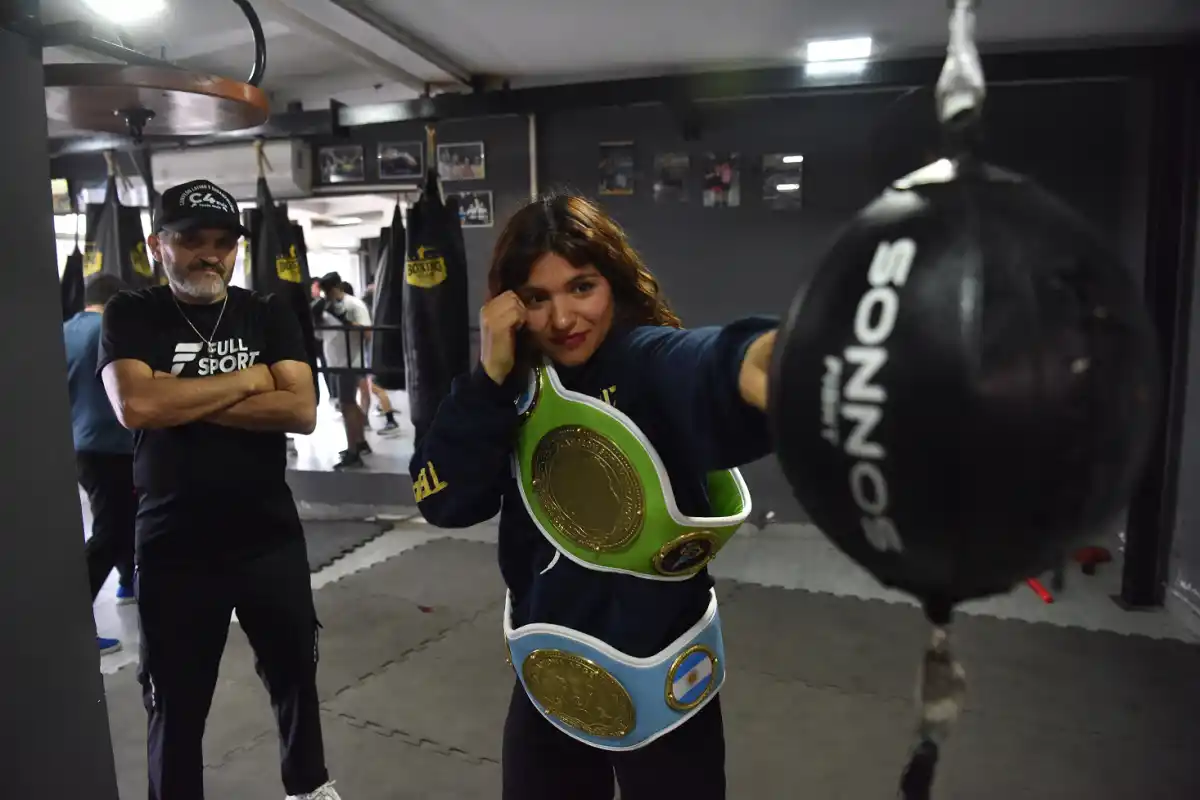 La pasión por el boxeo atraviesa a toda la familia Ruiz; con este triunfo, Verónica completó la saga de campeones. 