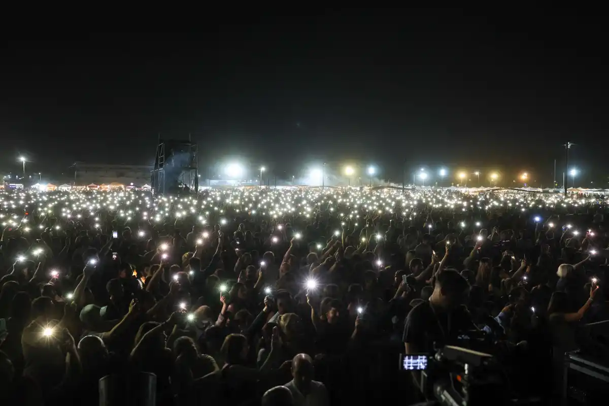 SHOW DE LUCES PROPIO. Con sus celulares y un apagón de las luces del show, los espectadores pudieron montar su propio espectáculo de luces. FOTO PRENSA MUNICIPALIDAD SAN MIGUEL DE TUCUMÁN