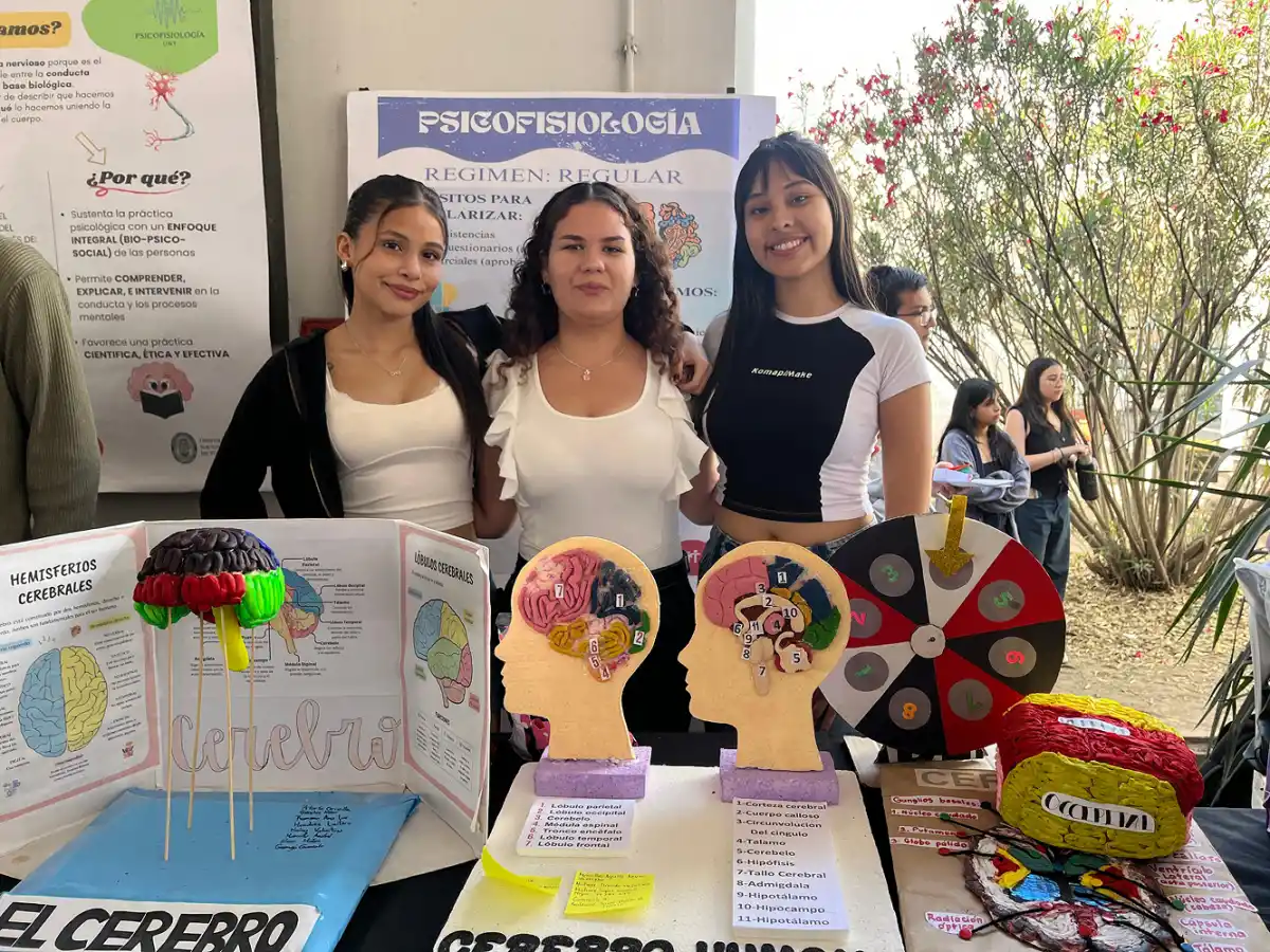 PSICOFISIOLOGÍA. Alumnas expusieron en el stand de la materia durante la Expo.
