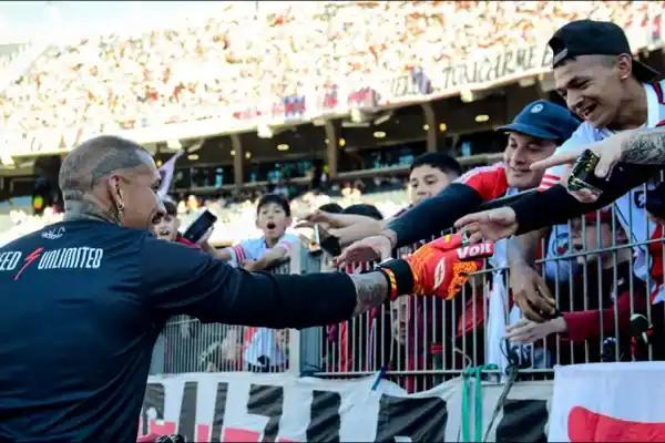 El sorprendente gesto de un ex arquero de San Martín de Tucumán con los hinchas de River en el show de Riestra en el Monumental