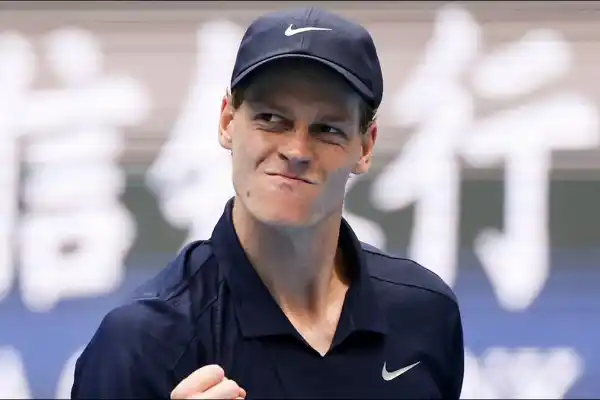 Jannik Sinner mantiene vivo el sueño del N°1 tras una remontada épica y se clasificó a semifinales del Abierto de China