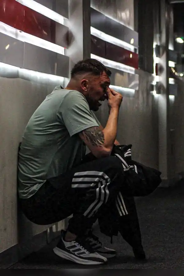 “Llorá Tata”: la foto viral del técnico de Deportivo Riestra tras la histórica victoria contra River Plate