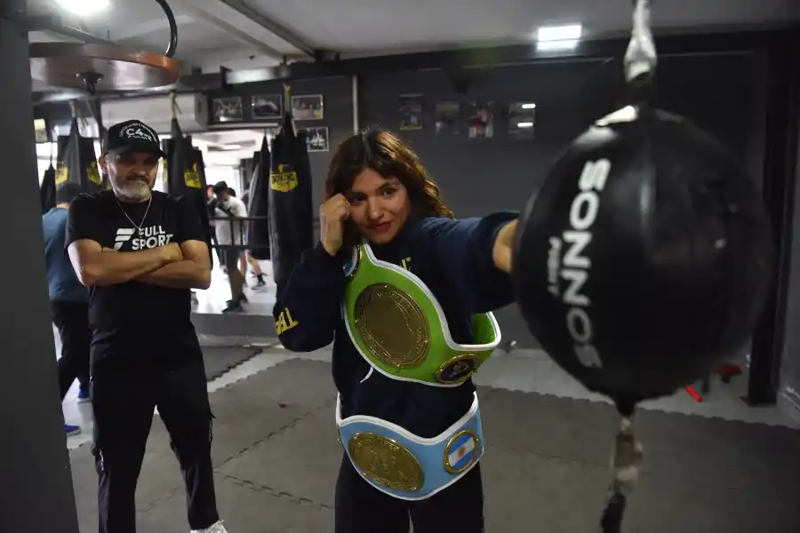 La pasión por el boxeo atraviesa a toda la familia Ruiz; con este triunfo, Verónica completó la saga de campeones. 