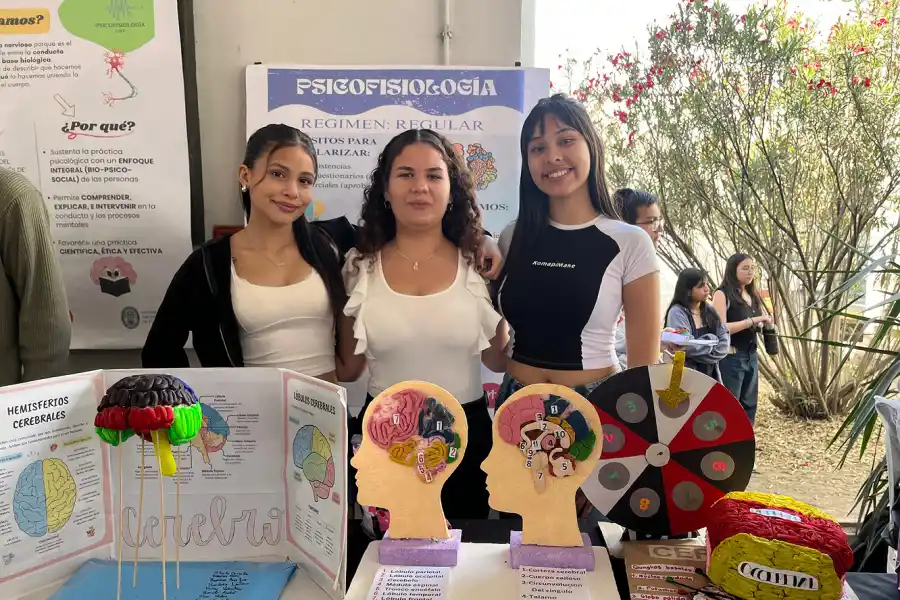 PSICOFISIOLOGÍA. Alumnas expusieron en el stand de la materia durante la Expo.