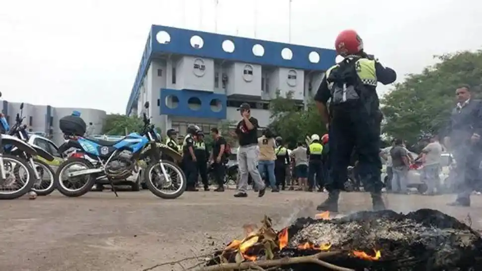 CAUSA. En diciembre de 2013, un grupo de policías se sublevó, bloqueó la Subjefatura, retiró patrulleros y motos e interrumpió el servicio del 911.