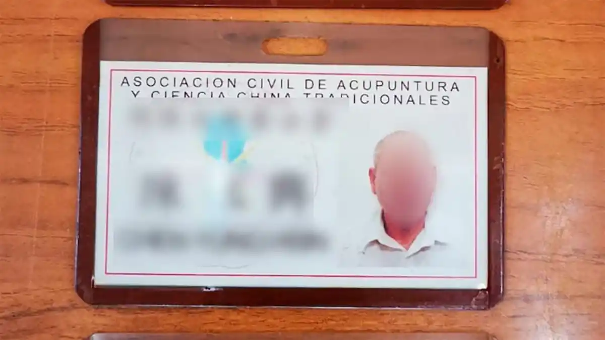 Una de las credenciales que le encontraron al falso médico Chen.