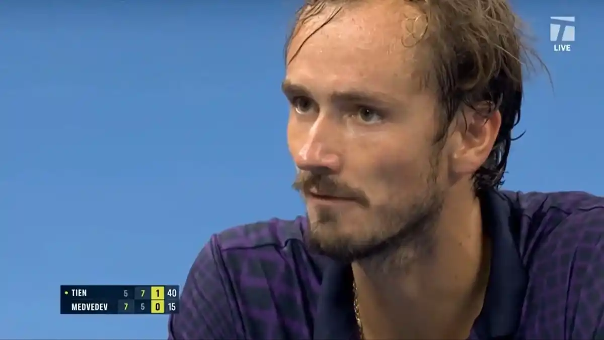 POLÉMICO. Medvedev no se guardó nada y le recriminó al árbitro su decisión.