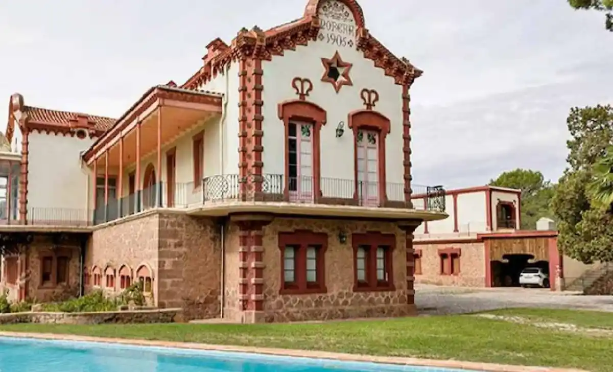 Esta es la incríble mansión de Rosalía en España que tiene a la venta hace dos años