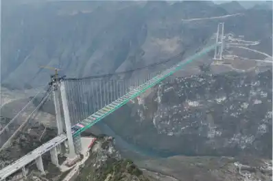 Dos horas de viaje en dos minutos: inauguraron el puente más alto del mundo en China