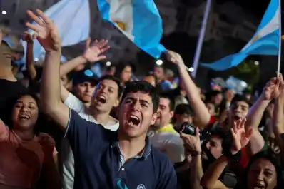 Los jóvenes vuelven a ser el bastión de Milei pese al derrumbe de la confianza en su gestión