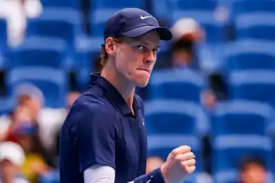 Jannik Sinner avanzó a la final del ATP de Pekín 2025 tras vencer a Alex de Miñaur