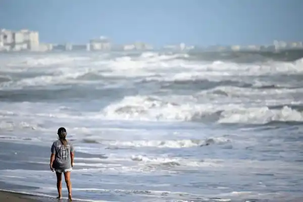 Imelda y Humberto ponen en alerta la costa este de EEUU y Bermudas
