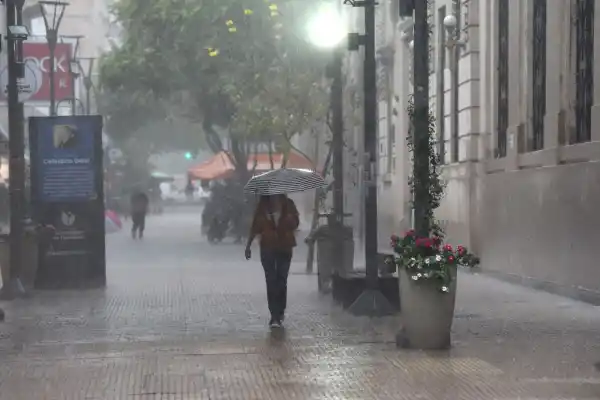 Calles bajo agua: “Siempre que llueve se inunda así”, la postal repetida en San Miguel de Tucumán