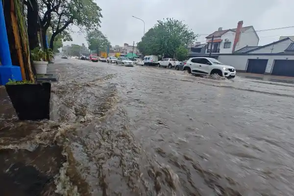 La tormenta sorprendió a los tucumanos e inundó calles en pocos minutos