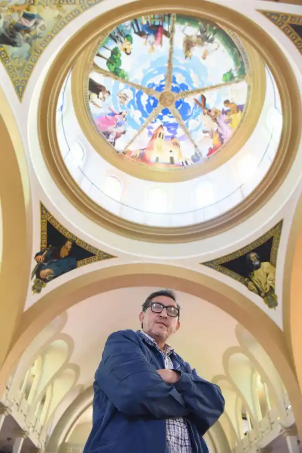 EL ARTISTA Y SU OBRA. La cúpula se encuentra en pleno centro de la ciudad del sur de la provincia y llevó muchas semanas de arduo trabajo.