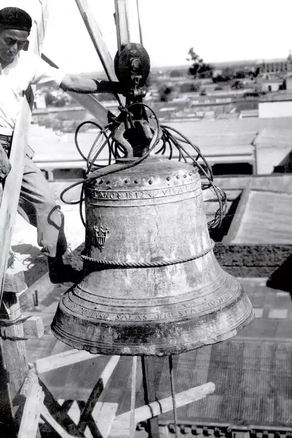 Recuerdos fotográficos: 1949. La vieja campana de Belgrano vuelve a tañer en La Merced