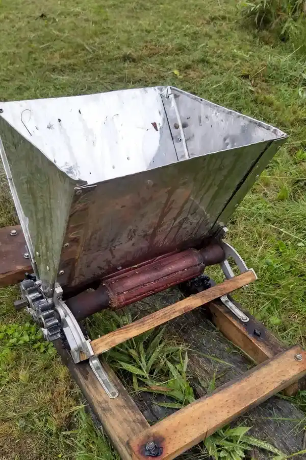 INICIATIVA. La moledora manual de uvas que se usó para hacer el vino.