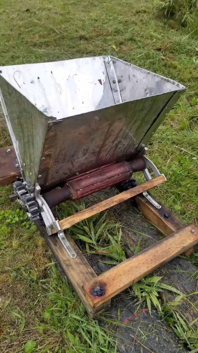 INICIATIVA. La moledora manual de uvas que se usó para hacer el vino.