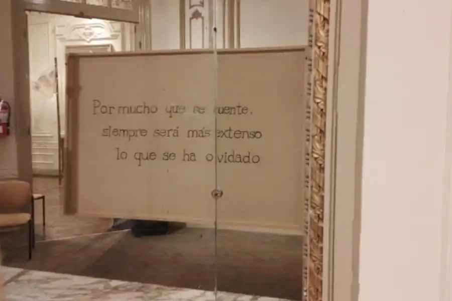 EN LA PARTE DE ATRÁS. Una frase reflejada en el espejo. LA RUTA DEL AZÚCAR CON CAJAS DE CARTÓN RECICLADAS