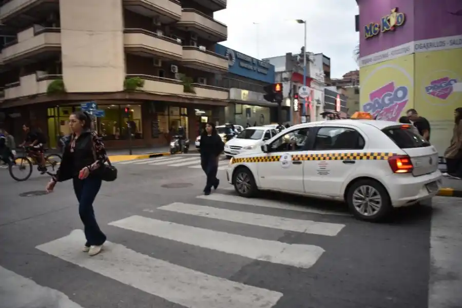 INFRACCIÓN. Un taxi espera el semáforo en la senda peatonal.